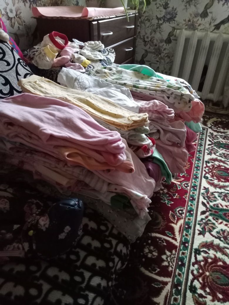 Продам детскую кроватку со стульчики для кормления.