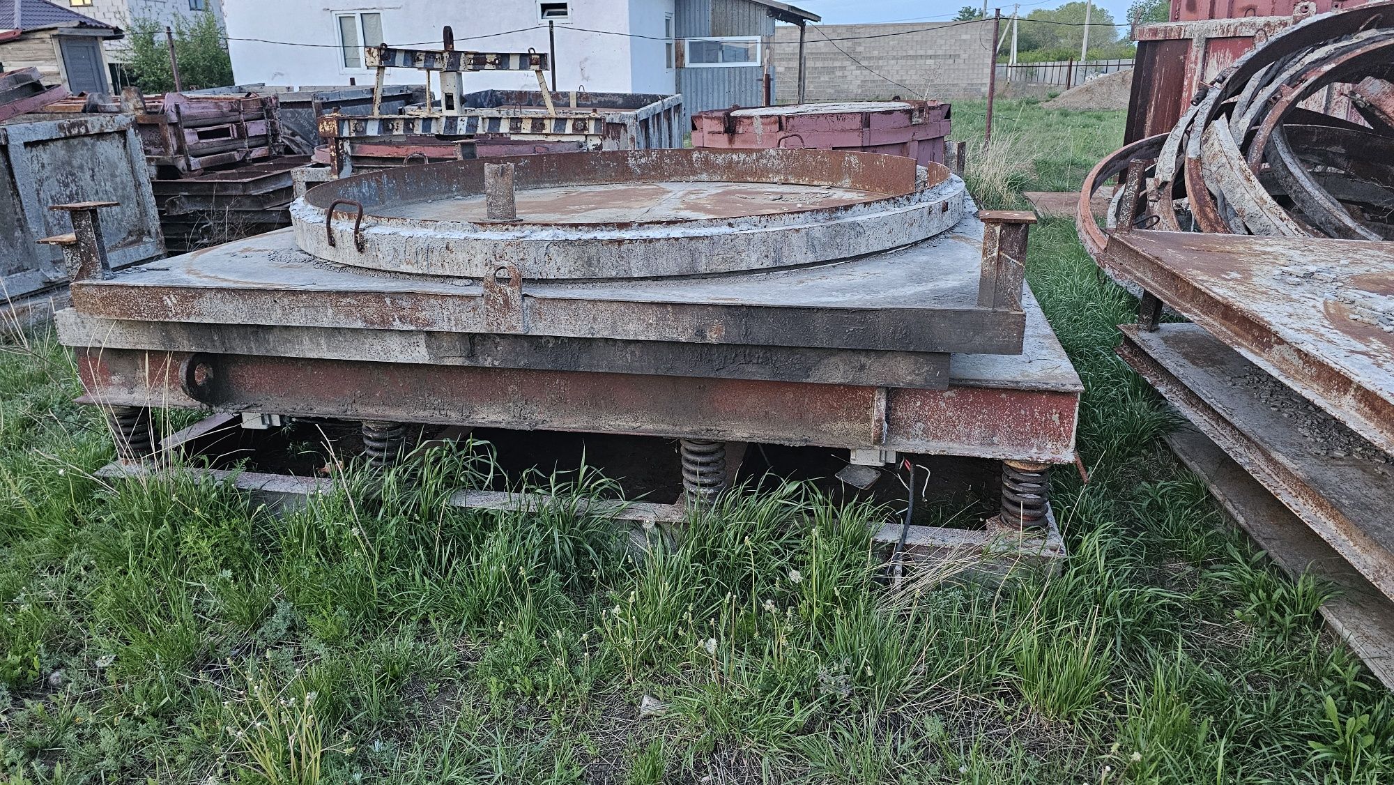 Формы для дорожных плит и виброплощадка с вибраторами.