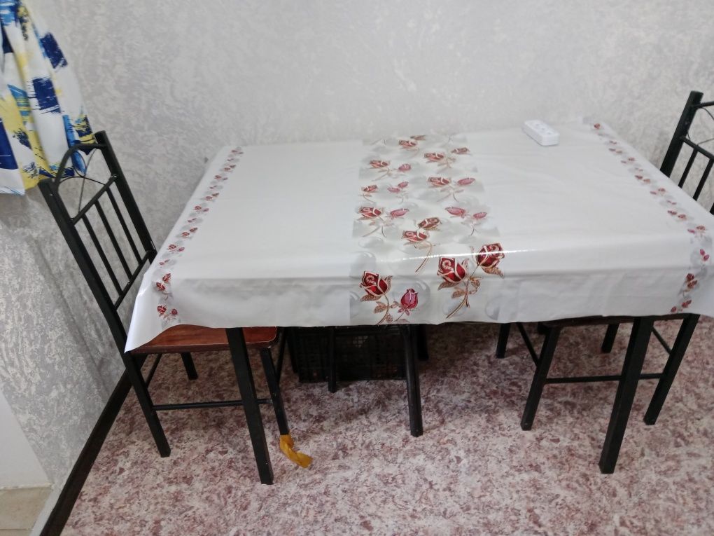 Кухонный стол и 4 стула