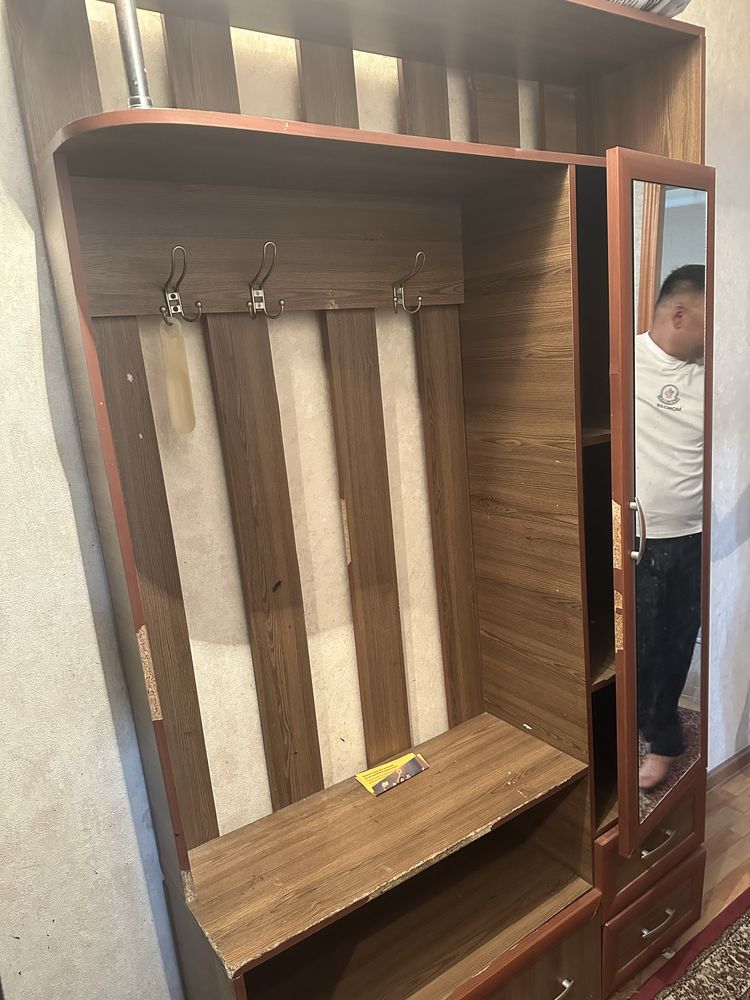 Мебель для гостингй и прихожей