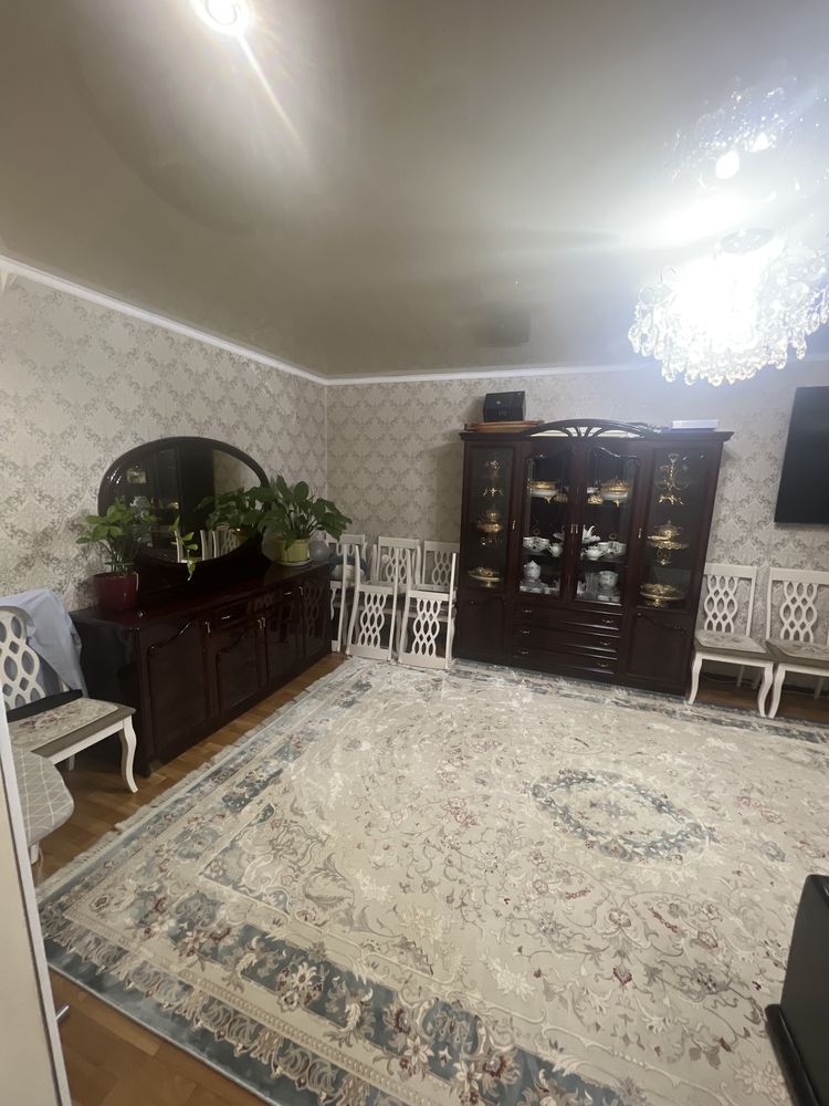 Продам квартиру трехкомнатную