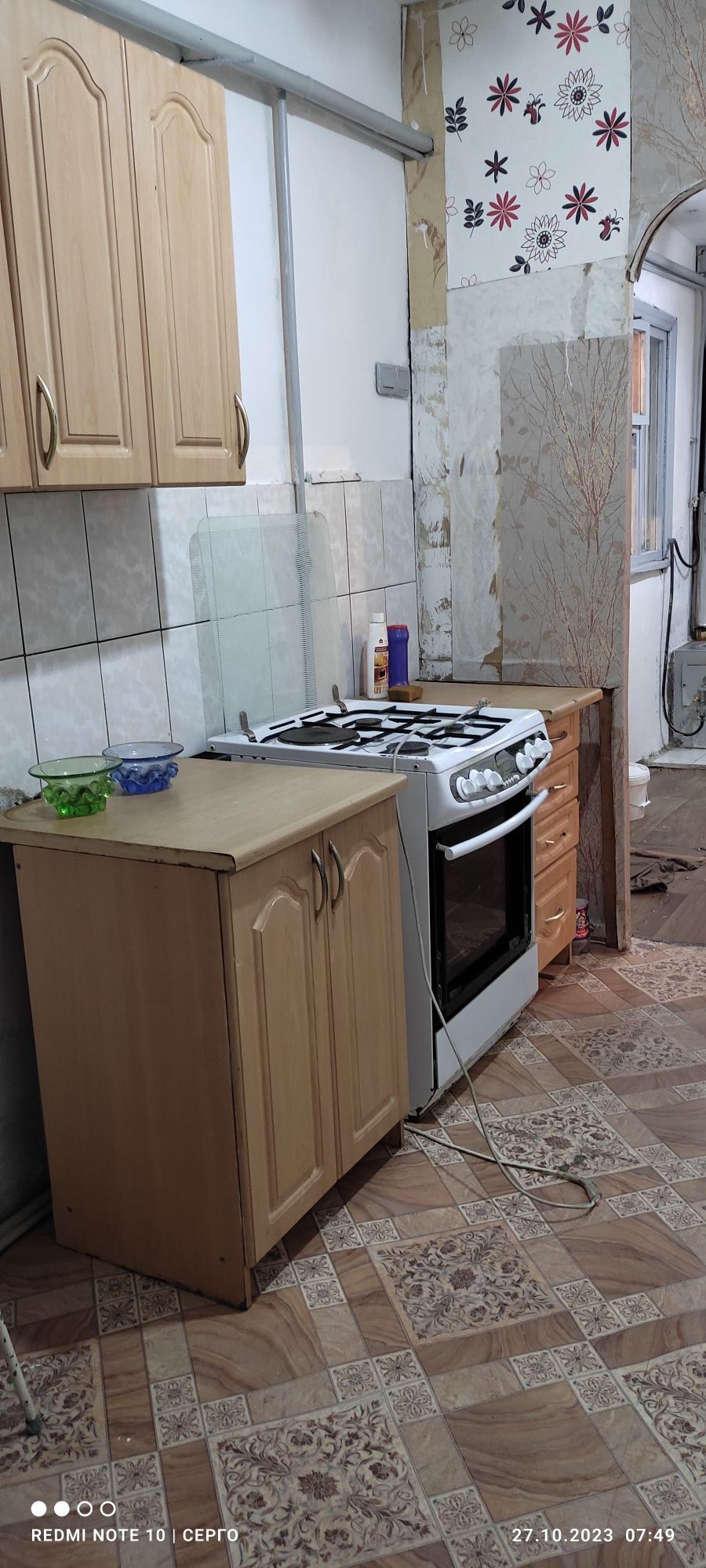 Задаётся в аренду пол дома.