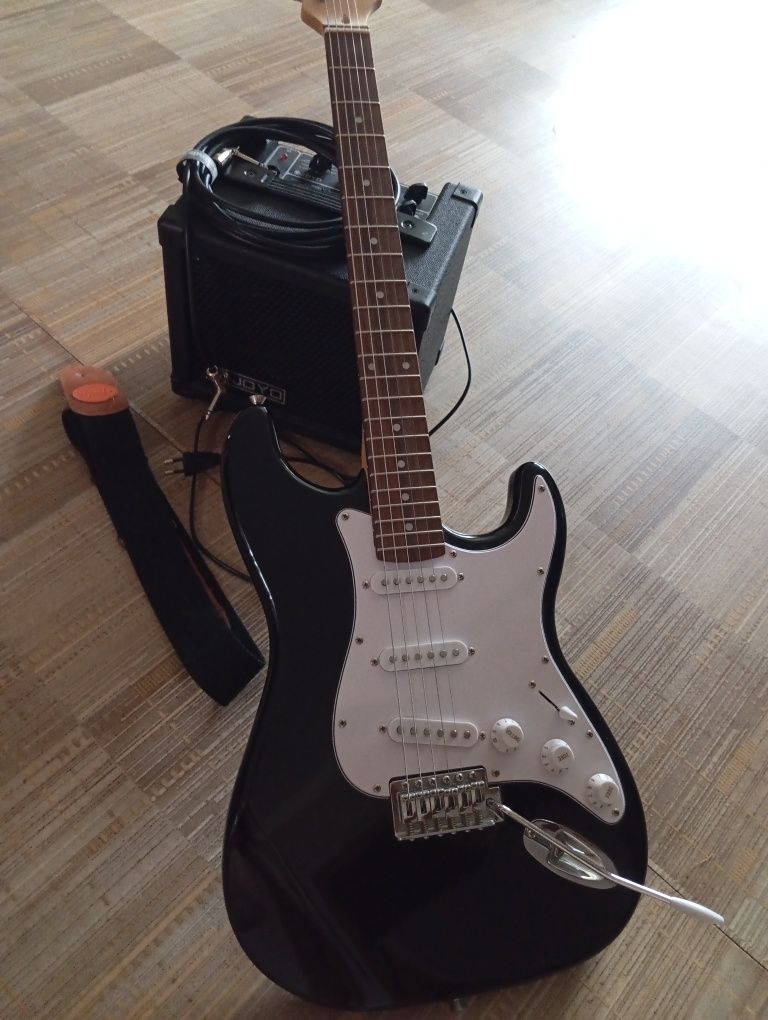 Продается электрогитара Stratocaster с звукоусилителем.