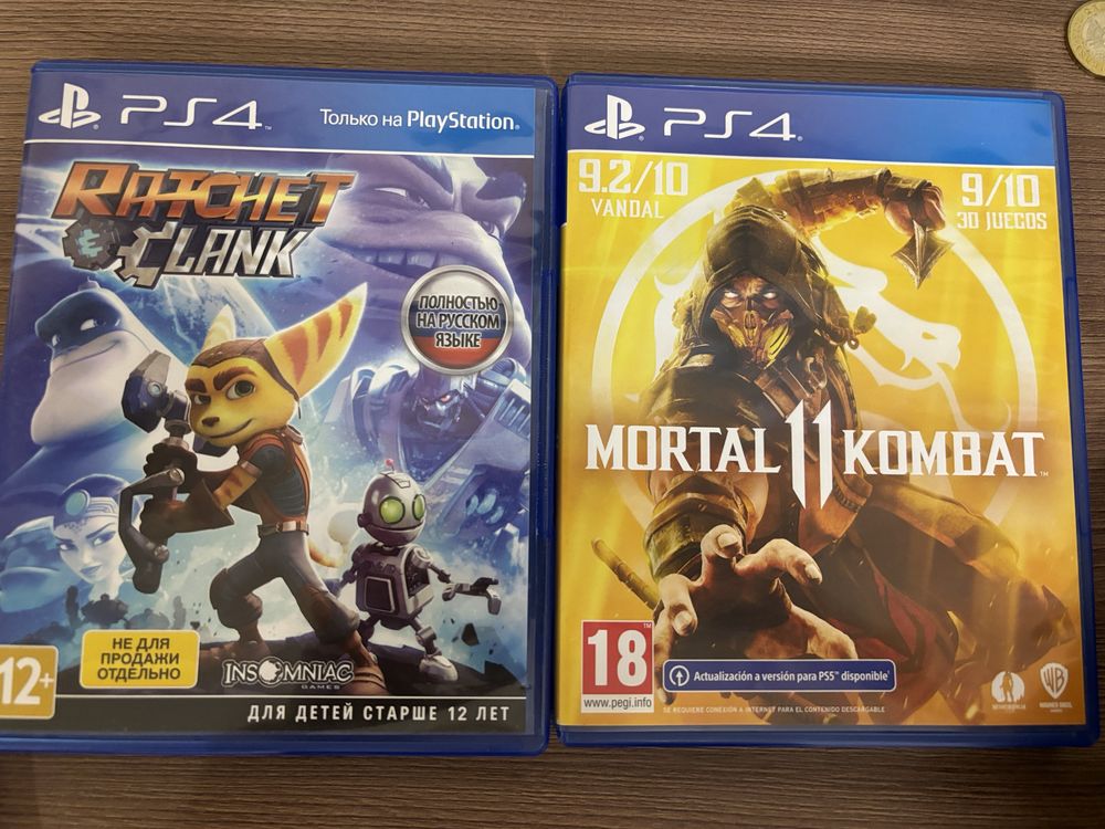 Продам PlayStation 4 + игровые диски и 2 контролера