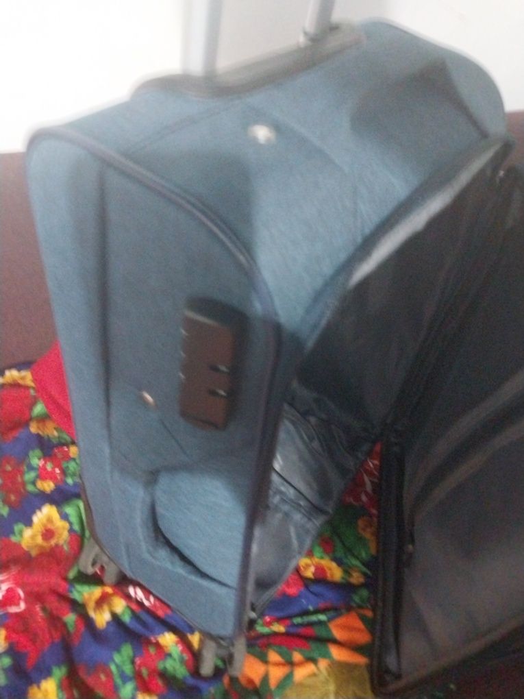 Продам чемодан новый почти купили за 12