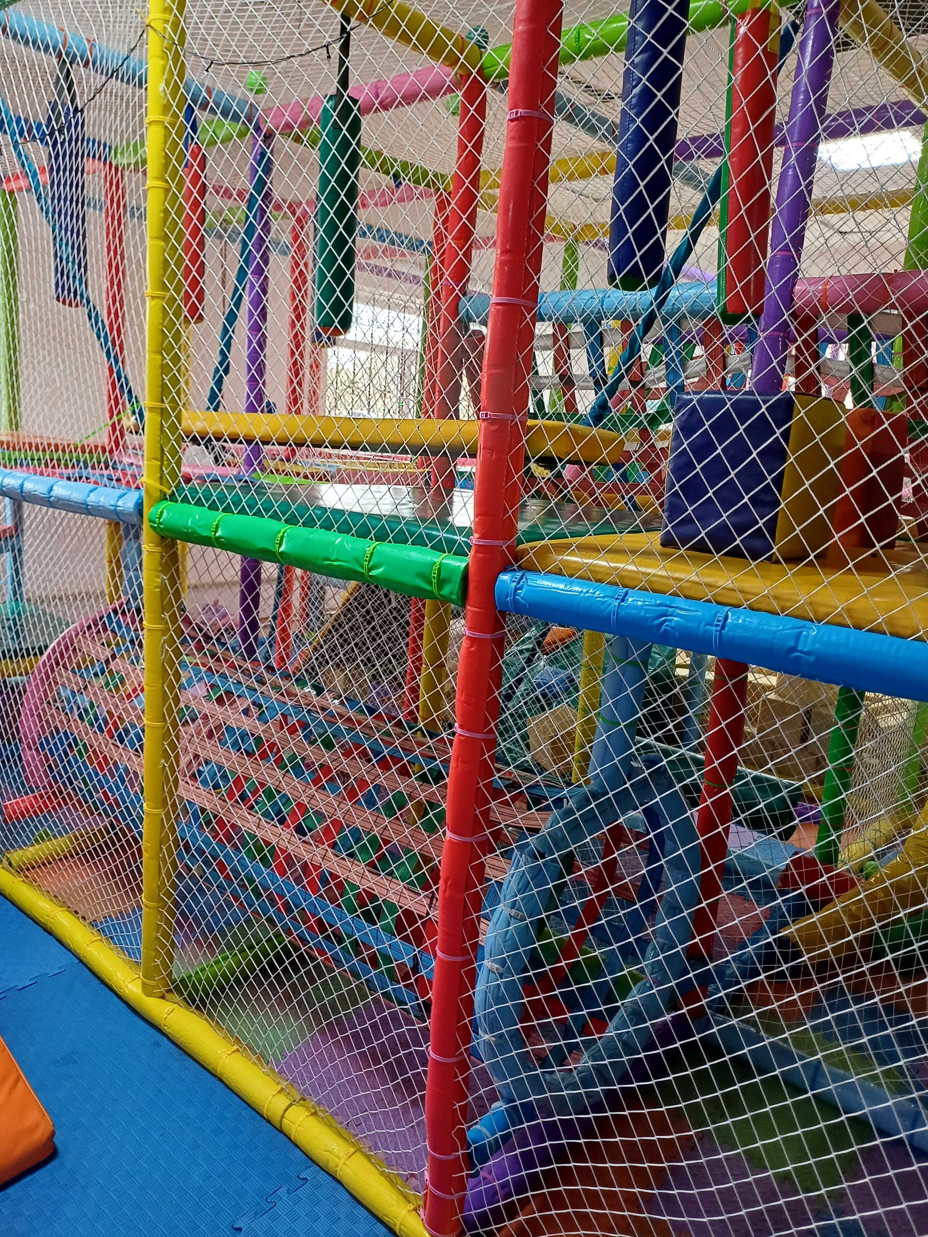 Лабиринт ÷два батута