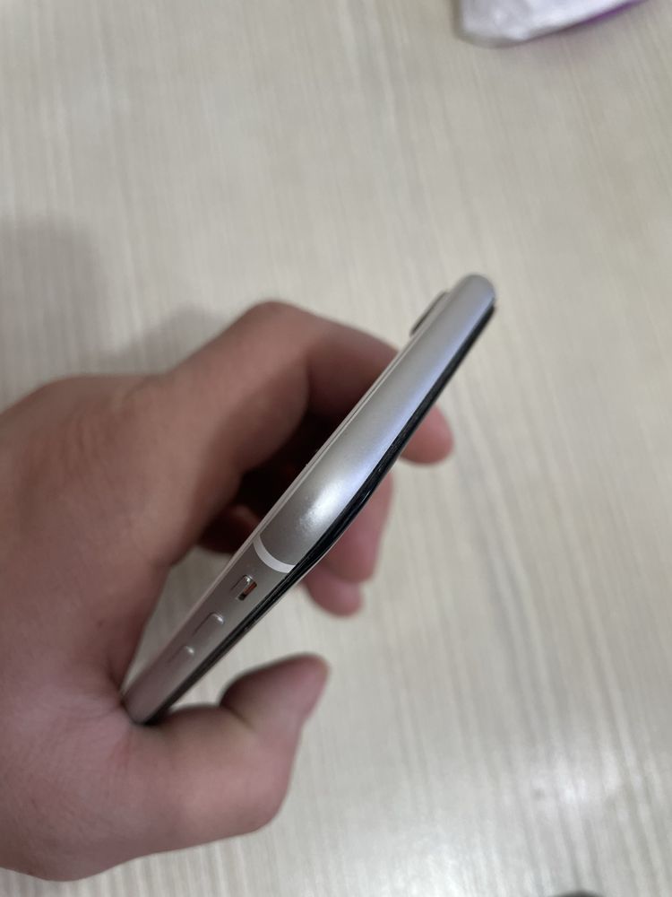 Продам Iphone SE 2020_64Gb_в _идеальном _состоянии