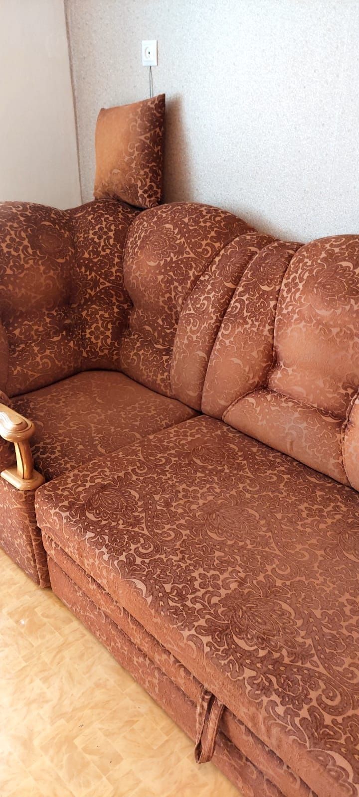 Срочно продам угловой диван и кресло.