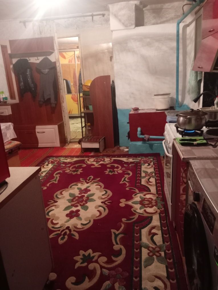 Продам дом на 2 хозяина вход  ограда отдельно.