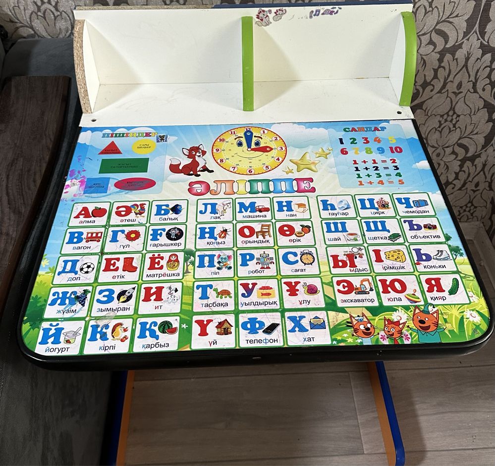 Детская парта с полкой