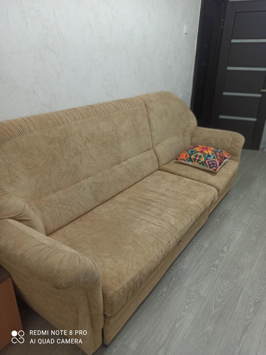 Продам диван 8/10 горчичного цвета, длина 2 метра на 60 с