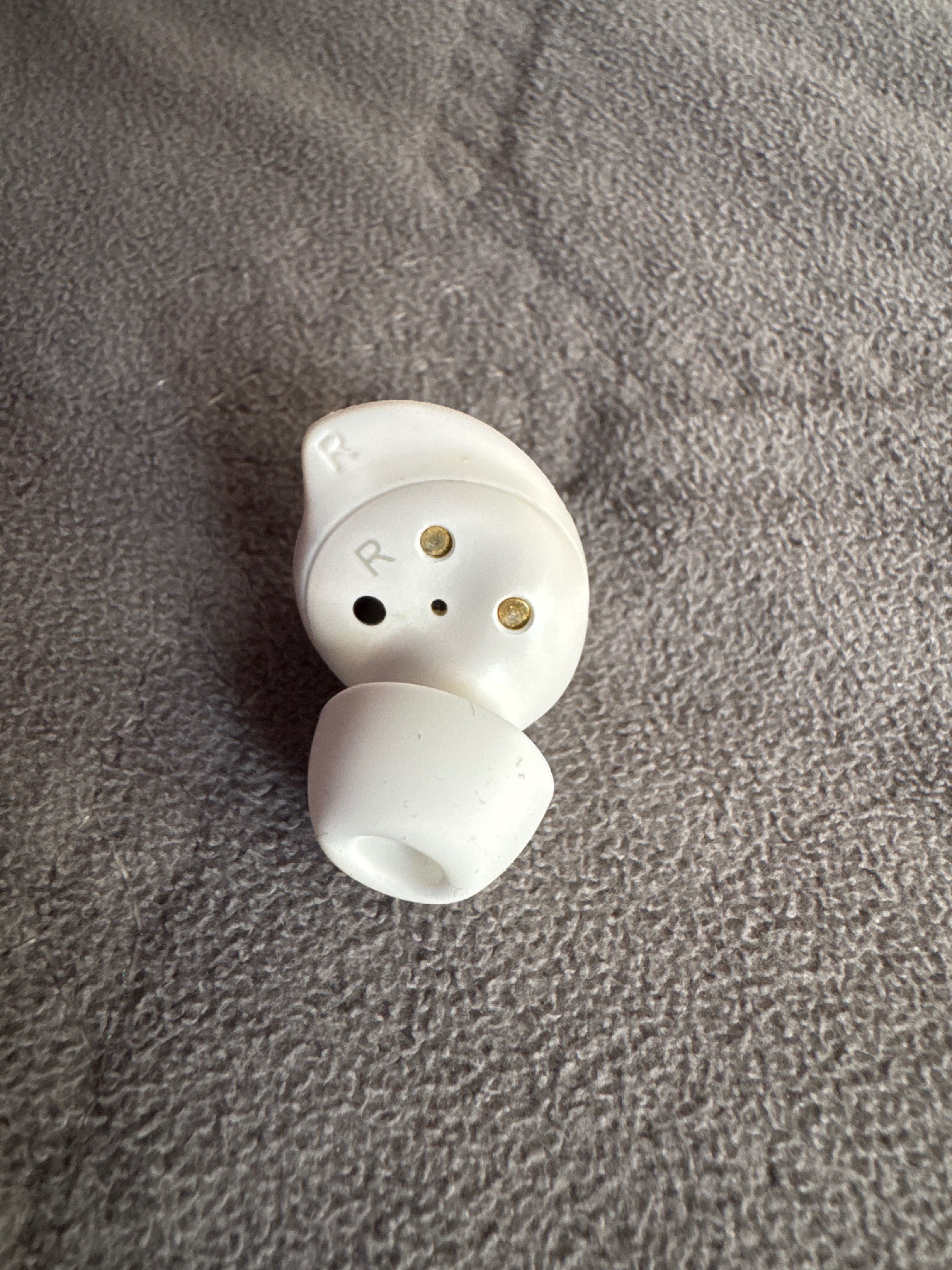 Наушник без проводной Samsung Galaxy Buds R, правый, в отличном сост.