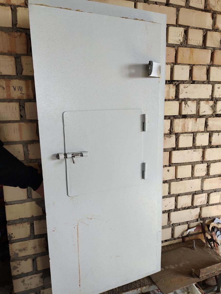 Продам окошко, дверцу для магазина, киоска, контейнера.