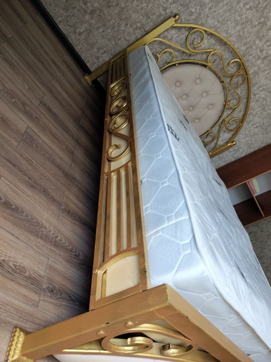 Кровать с матрасом