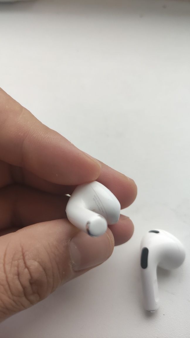 Продам левый ухо и правый ухо от airpods 3 оригинал