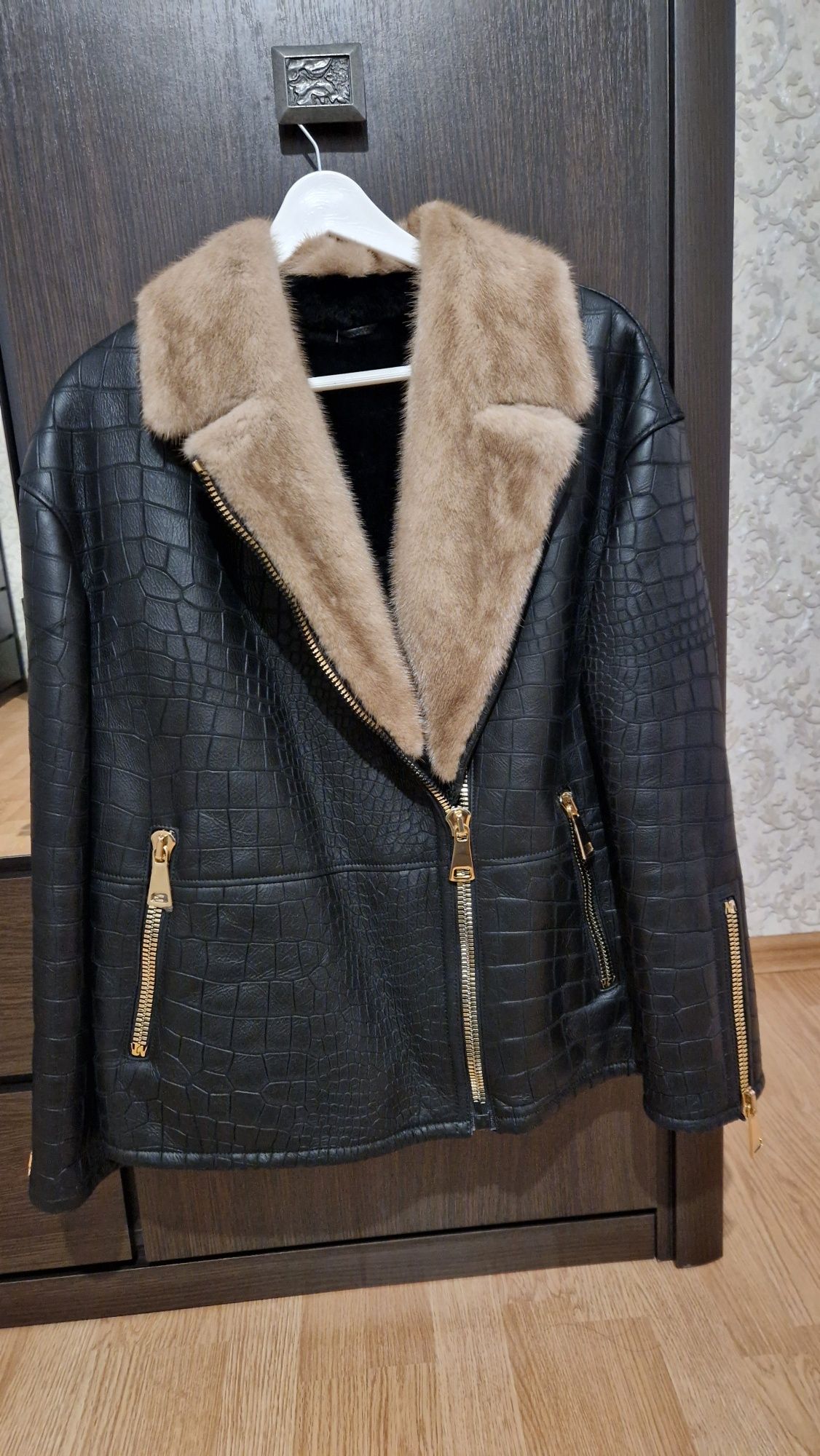 Продам новую зимнюю коженную косуху