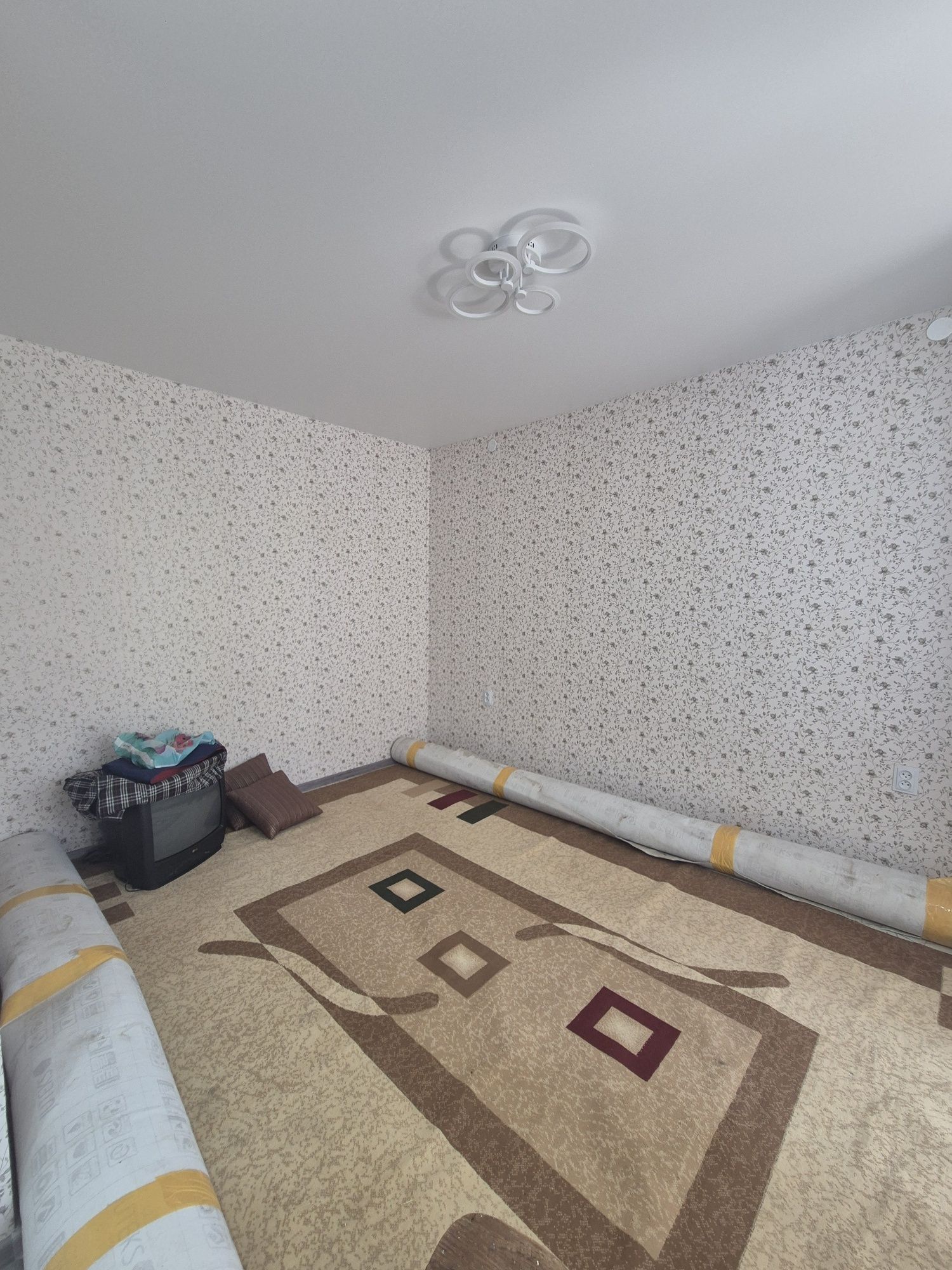Продам 1 ком школьник
