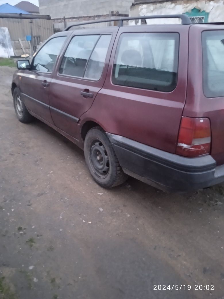Продам Фольксваген гольф универсал,1994г.выпуска,объем 1.4