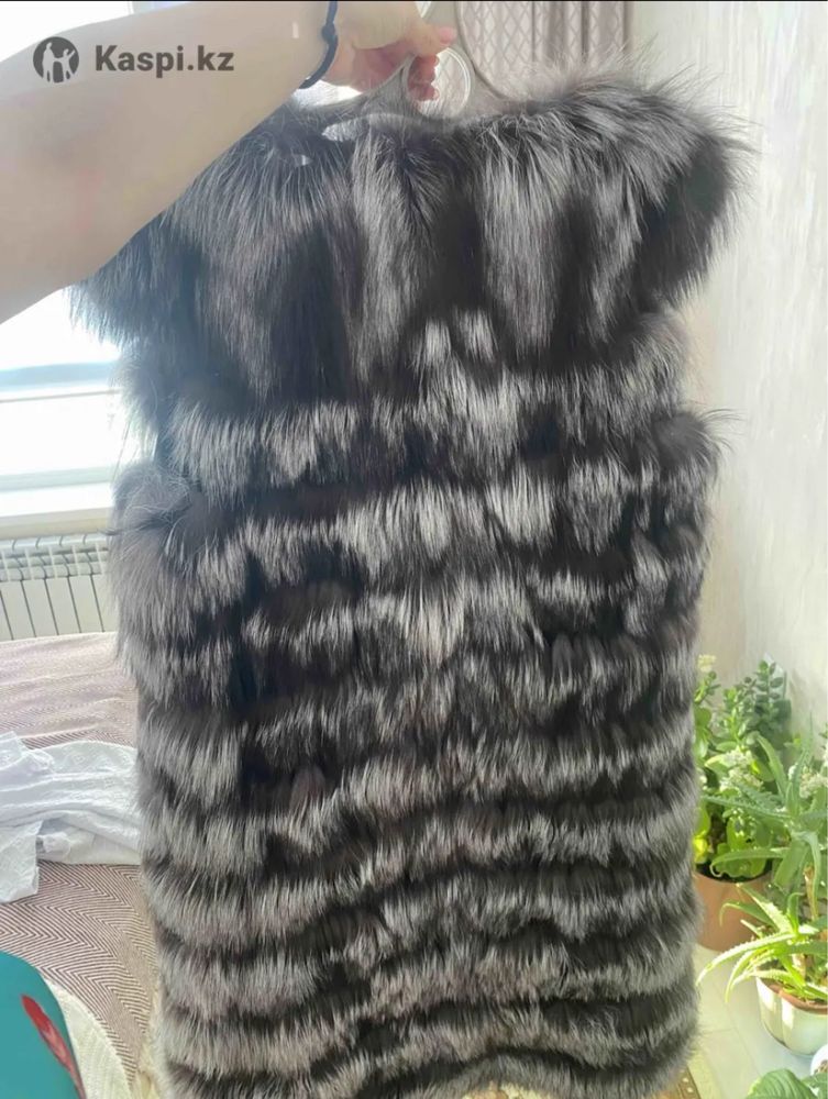 Продам теплую , красивую жилетку