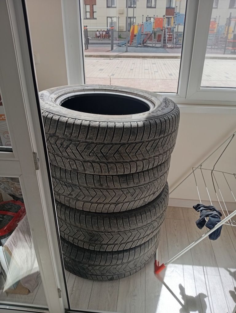 Продам шины комплект 235,65,17