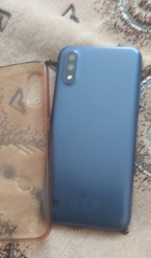 Продам galaxy A01 в хорошем состояний 16Gb ozu 2Gb