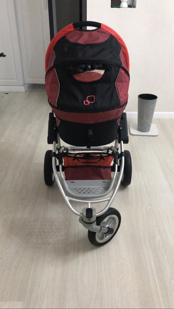 Продам детскую фирменную Коляску quinny