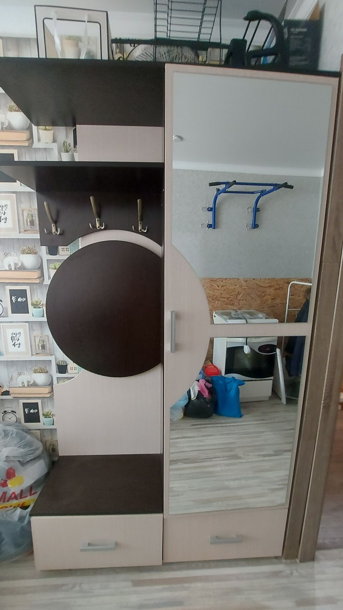 Продам прихожую .