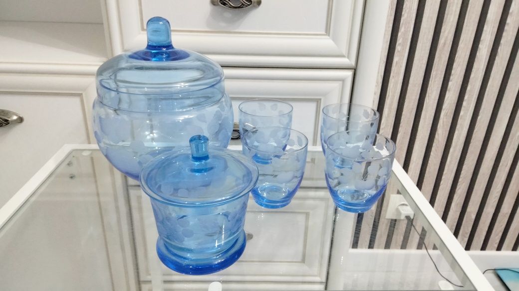 Продам. Винтажный набор. Крюшонница+ ёмкость, для льда и 4 стакана.