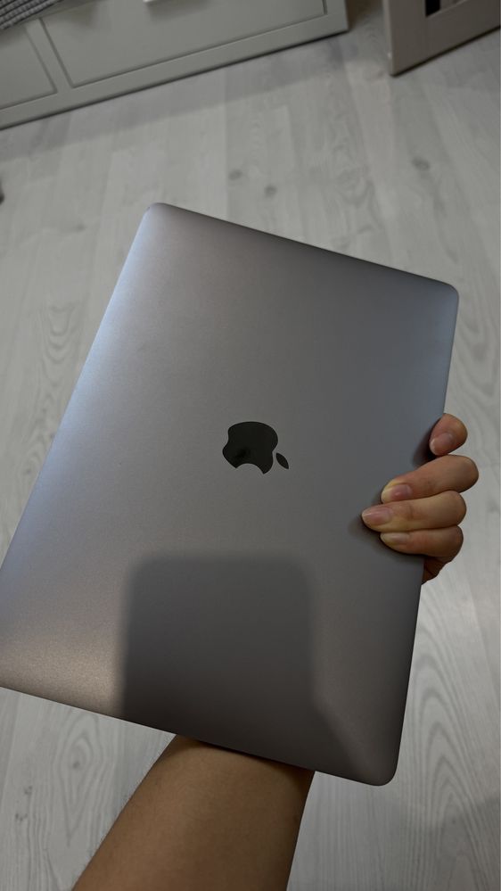 MacBook Air 13 (2020) в отличном состоянии