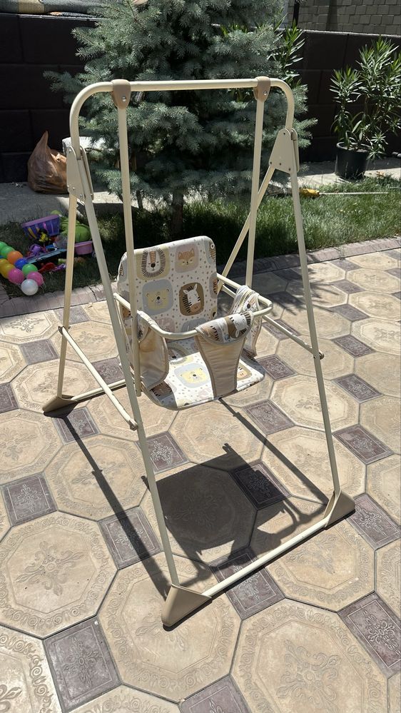 качеля почти новая, 8 тыс, рядом игрушка в подарок)
