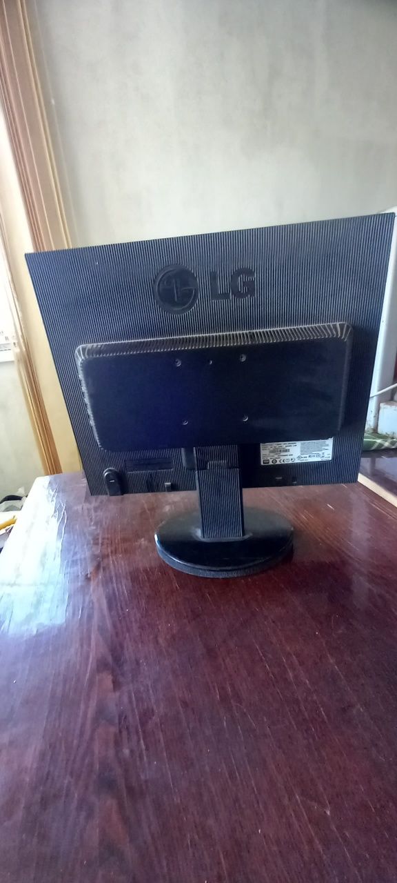 Продам жк монитор LG