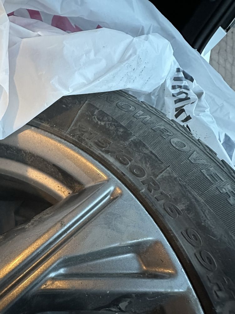 Продам новые диски с новой зимней резиной.215/60/r16