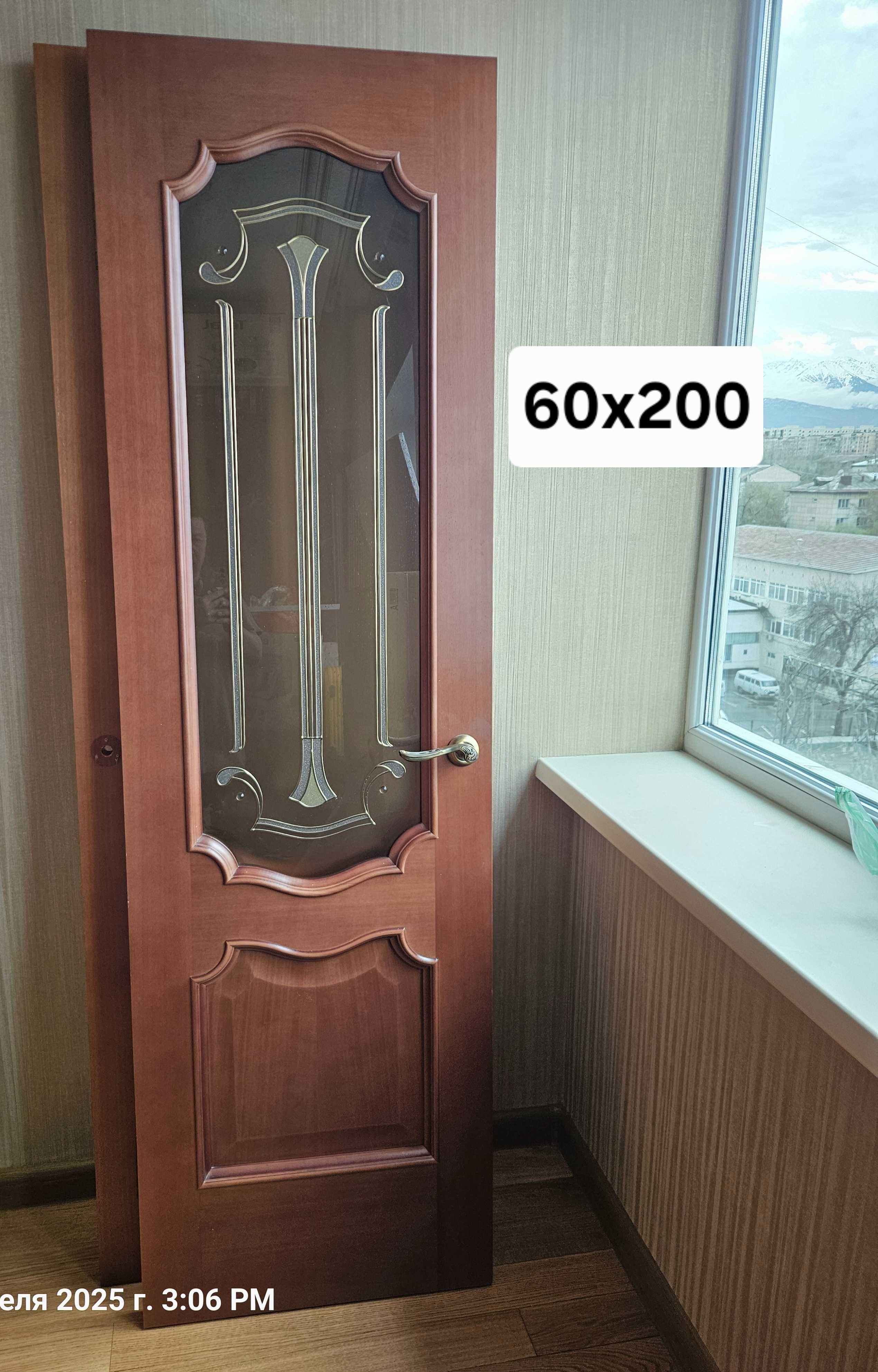 Продам дверное полотно с витражом. 3 штуки.