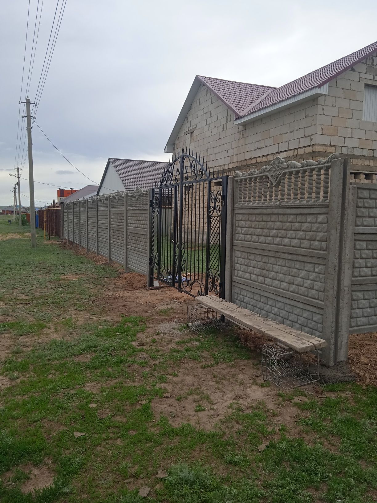 Продам земельный участок с недостроенным домом