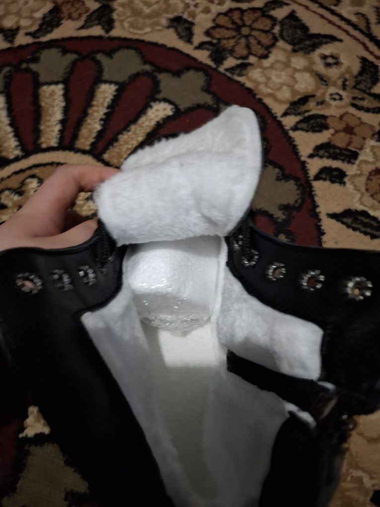 Продам осенний ботинки