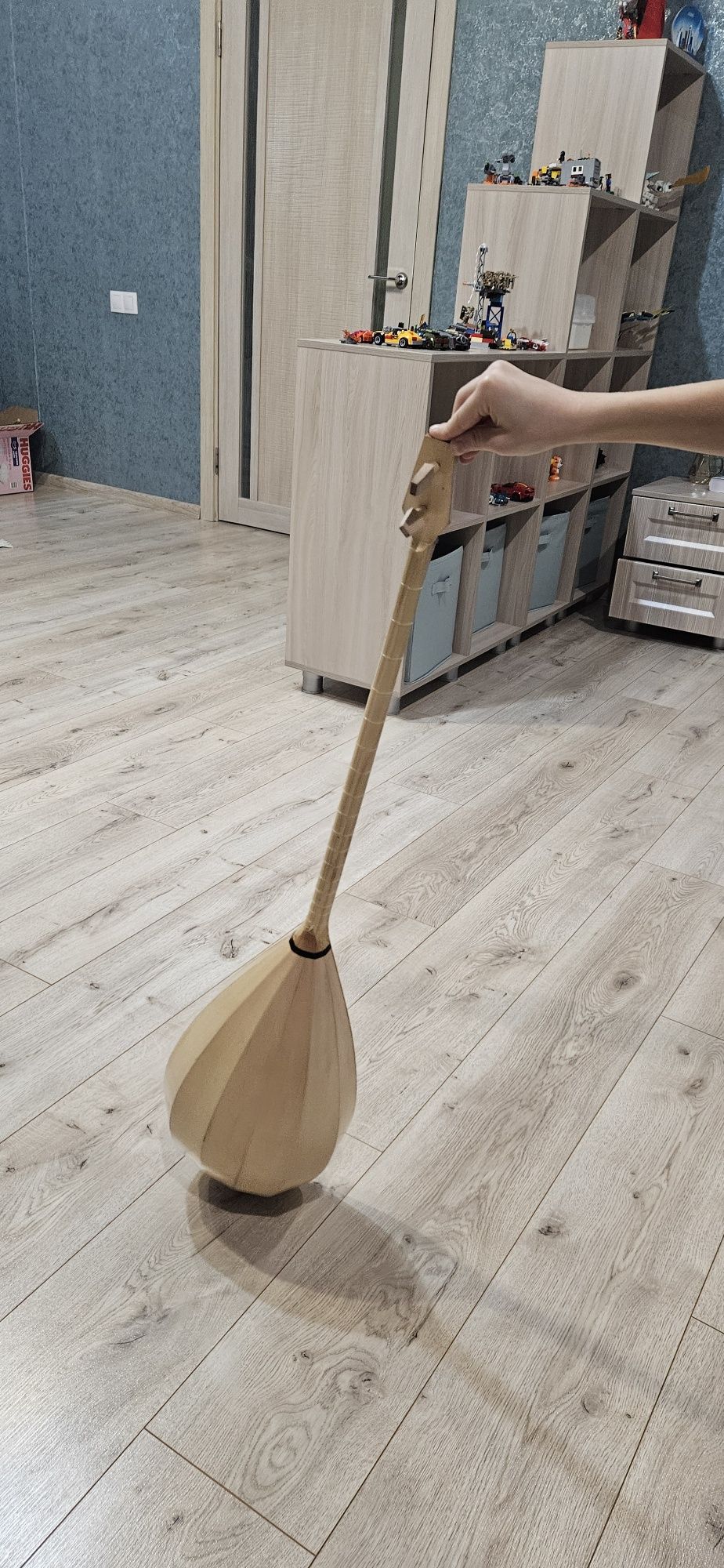 Продам домбыру детскую.  В хорошем состоянии. С чехлом.Играл сын.