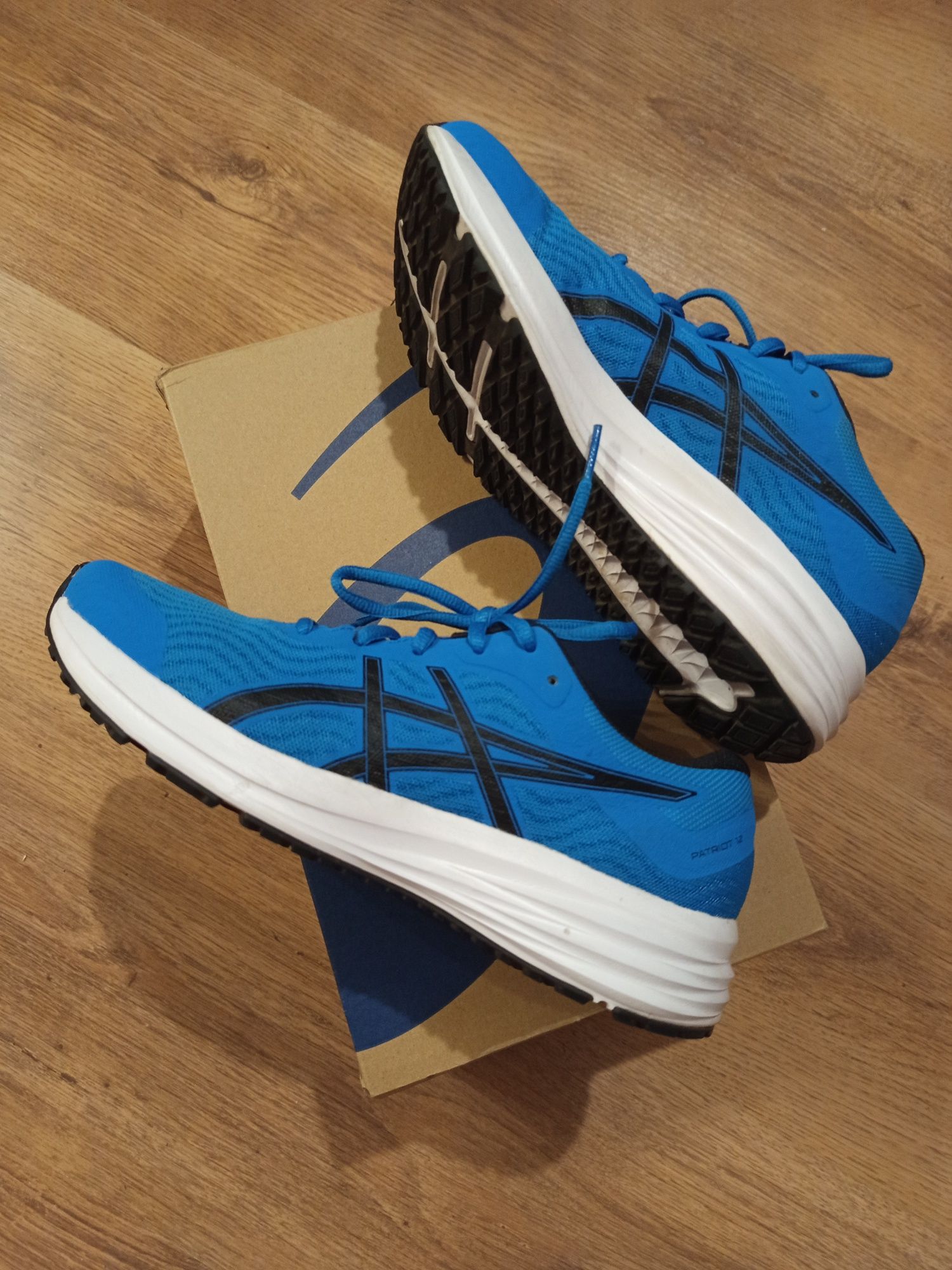 Кроссовки asics. Лёгкие. Удобные.