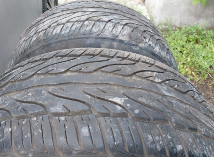 4 шины 255 50 R19. Пара Bridgestone, пара Zeta.