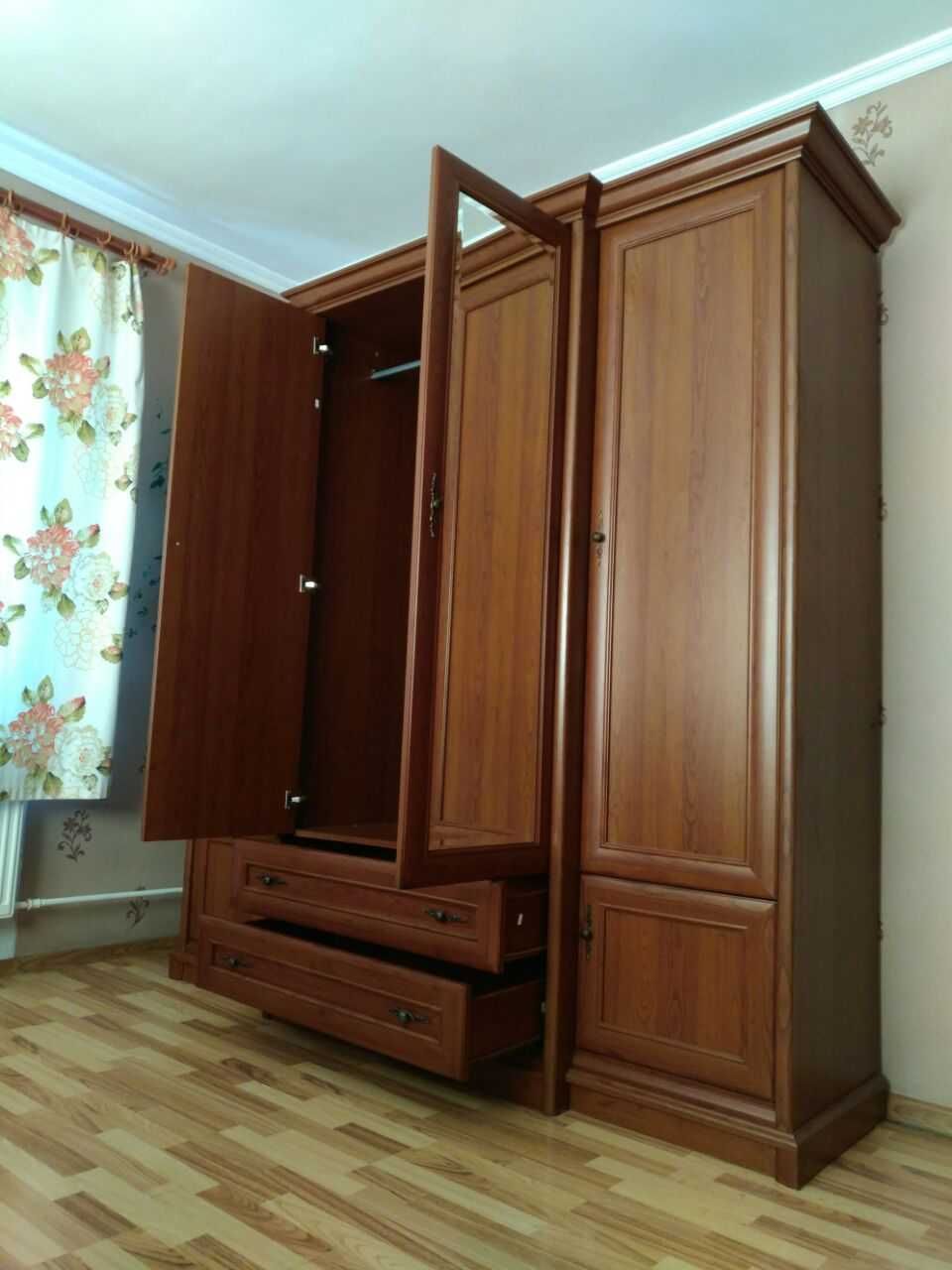 Шкаф шифоньер вместительный
