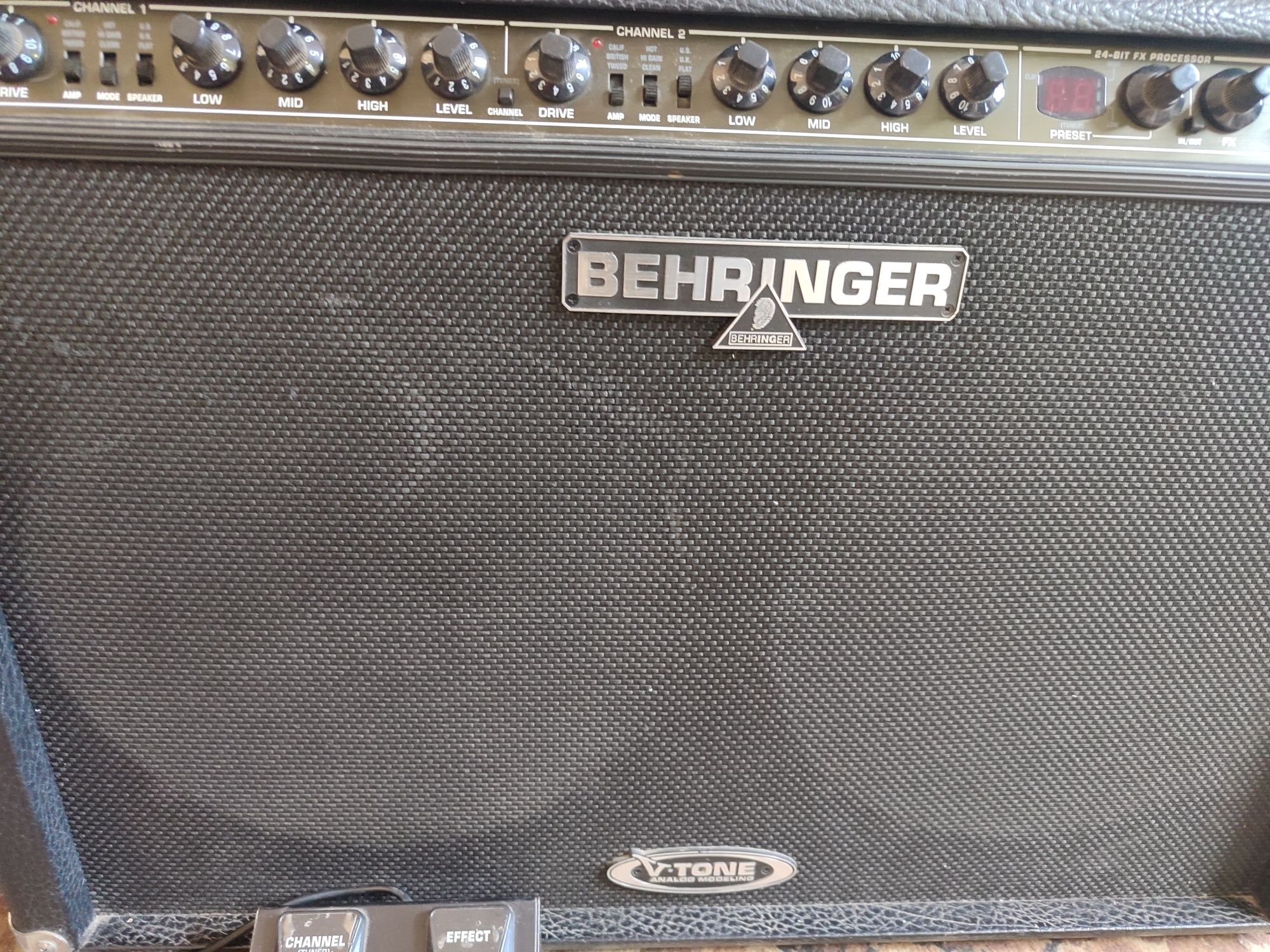 Продам комбоусилитель Behringer 120вт
