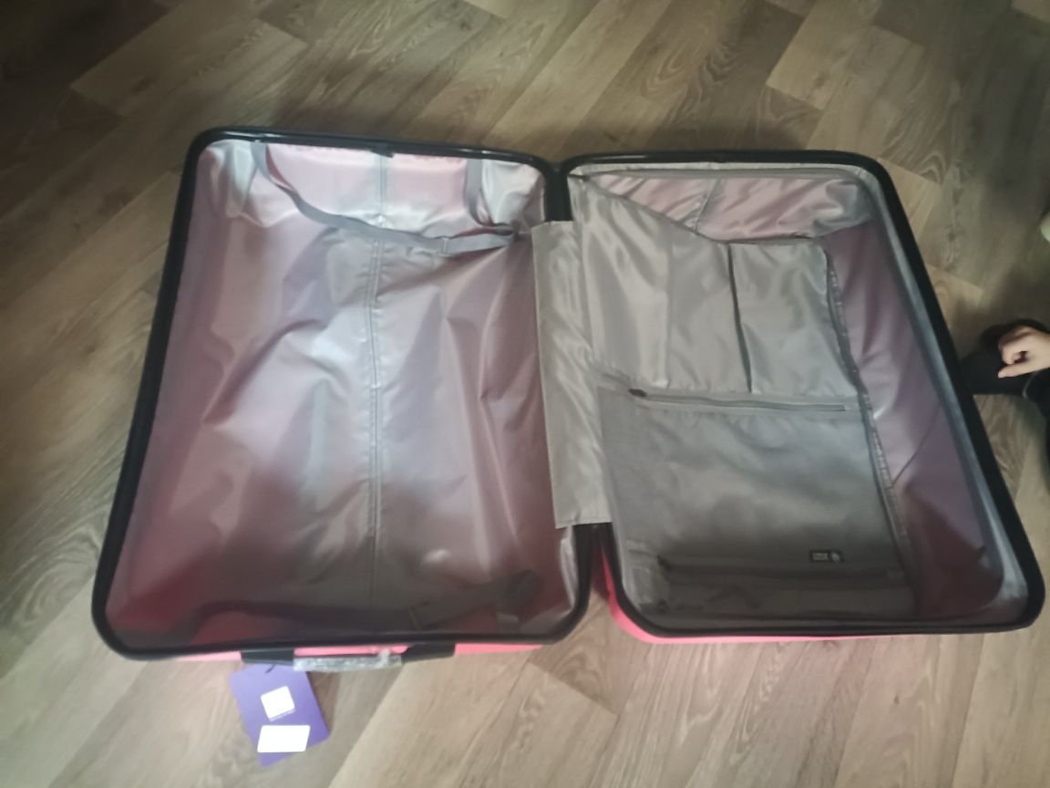 Продам чемодан 110л, цвет коралловый.Новый.