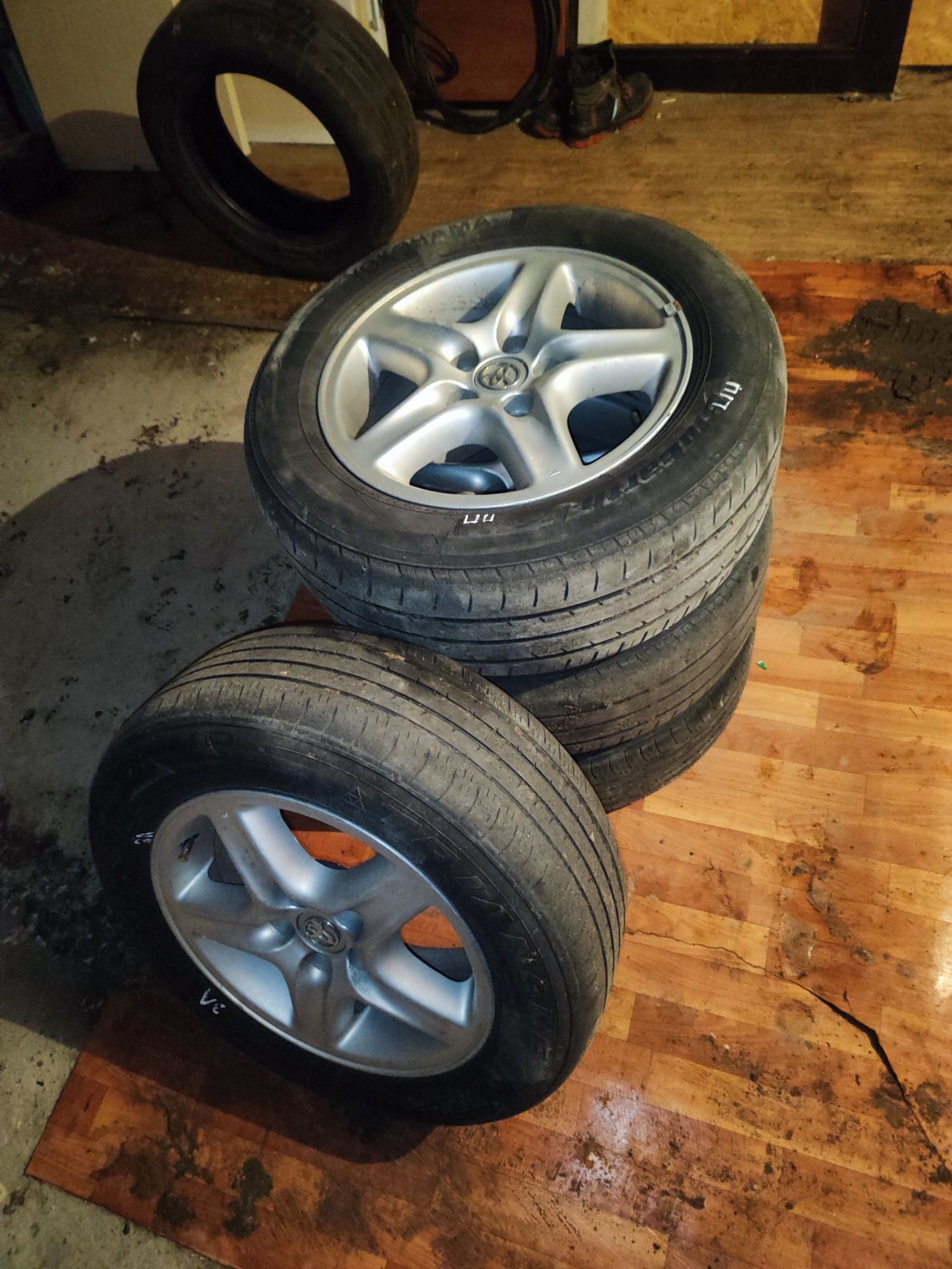 Продам R16 диск с шинами от RX300