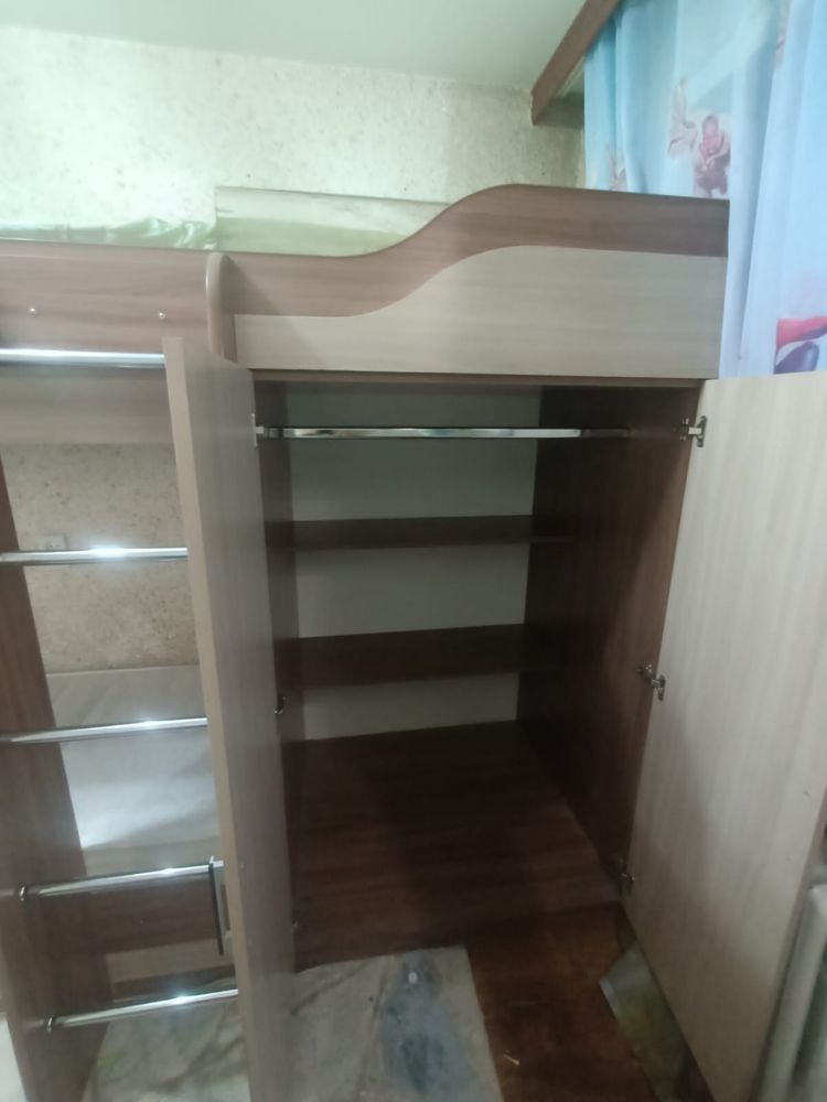 Продам детский двухярусная кровать с шкафчикам