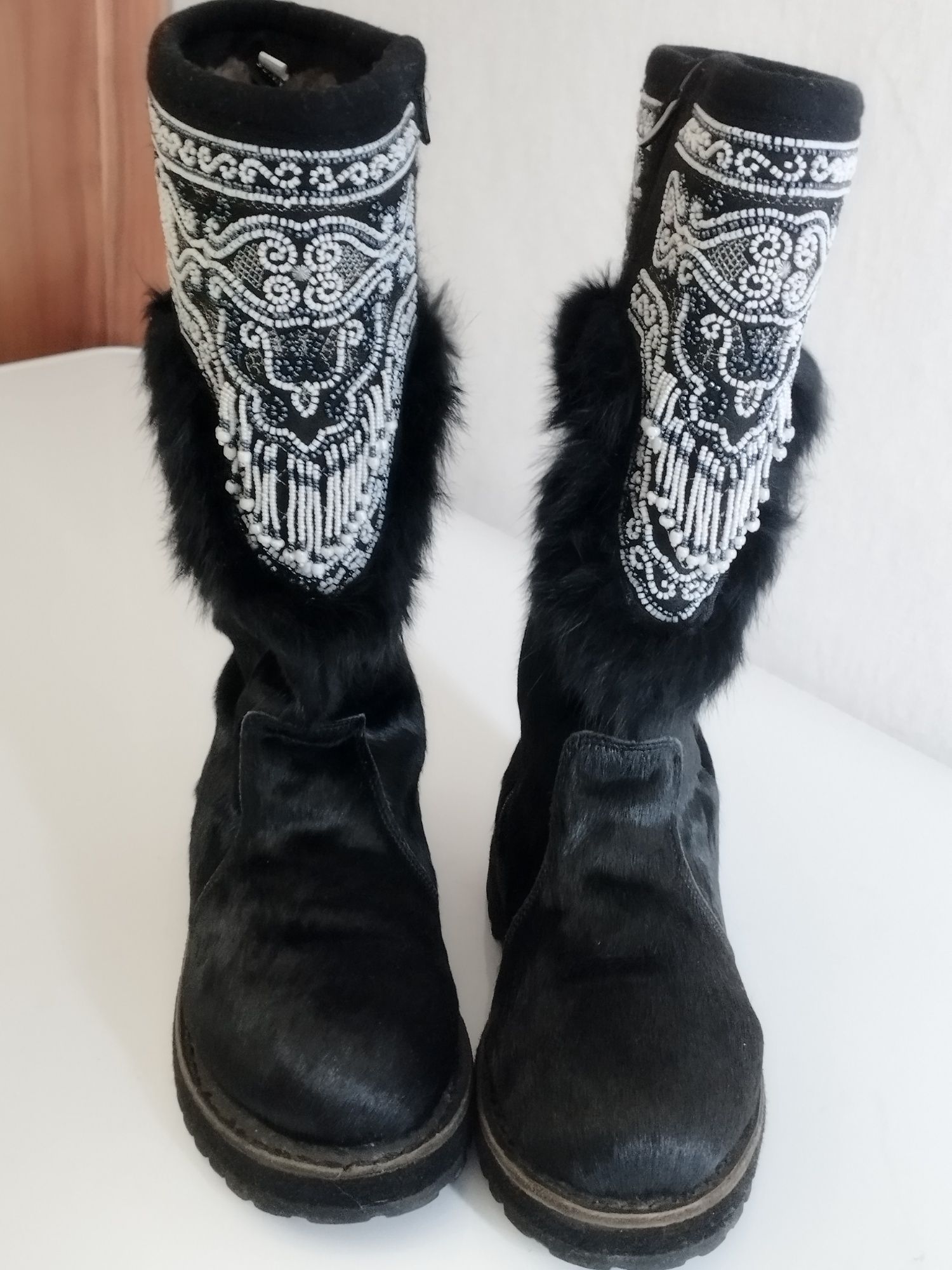 Продам унты и кеды.