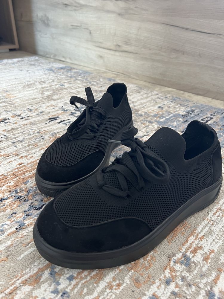 Продам кроссы размер 39-40