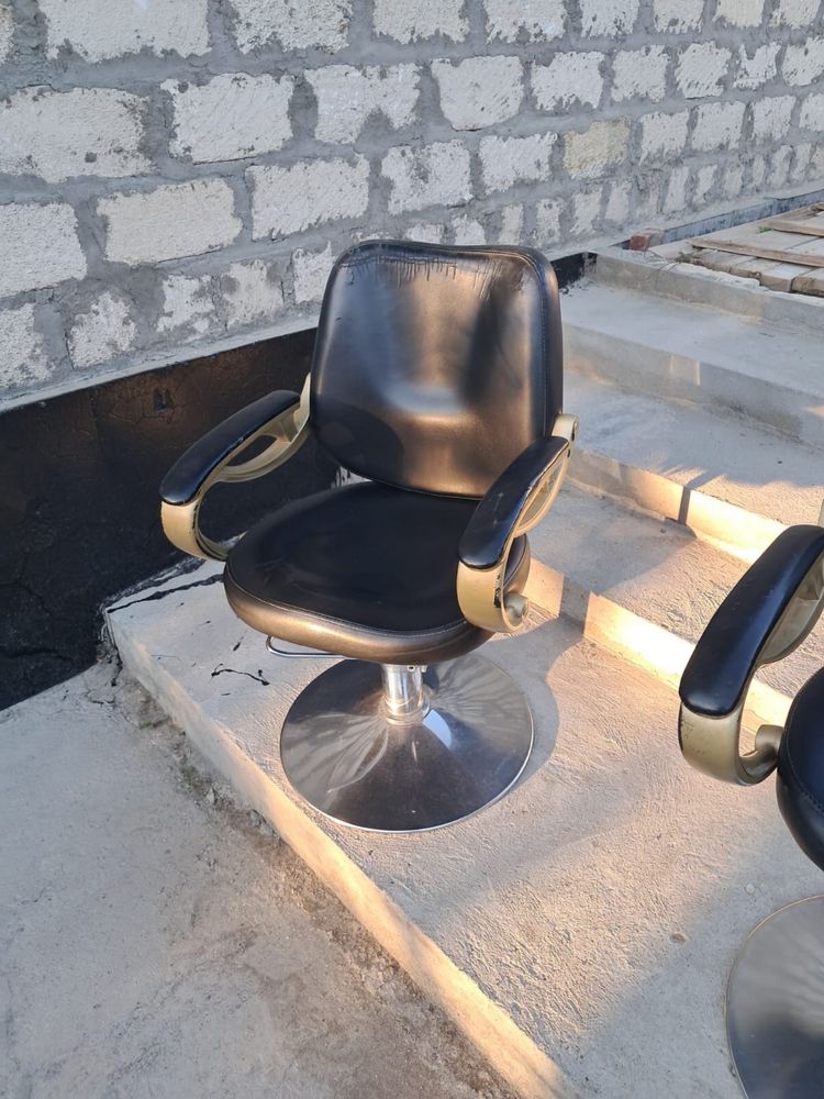 Продается парикмахерские кресла (4 шт)