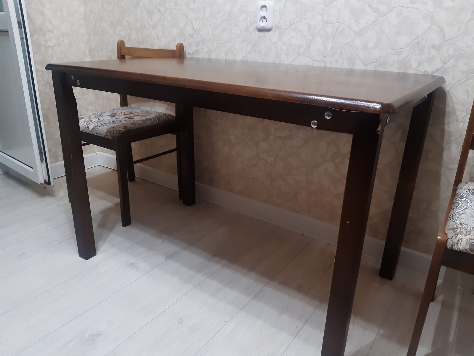 Продам куханный стол со стульями.