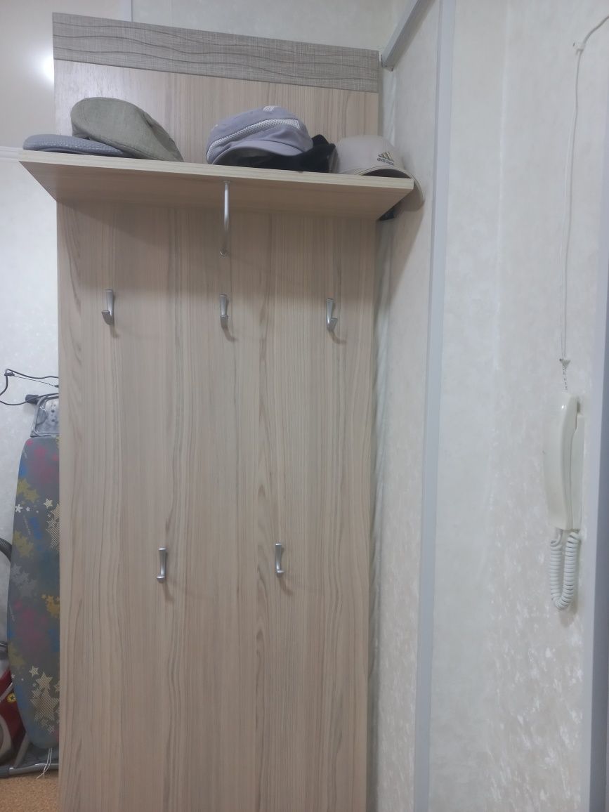 Угловой шкаф с вешалкой в прихожую