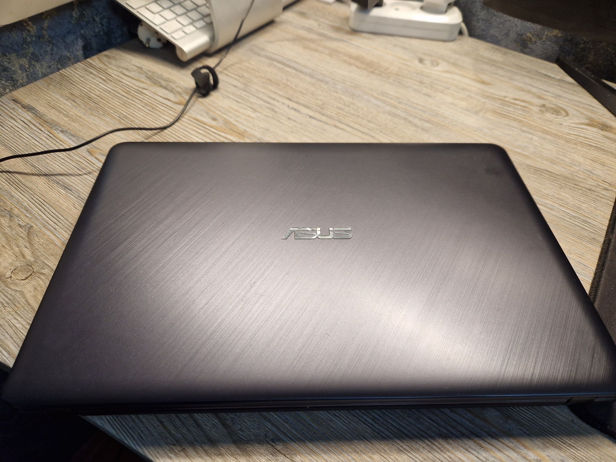 Ноутбук Asus для работы сост норм акум держит
