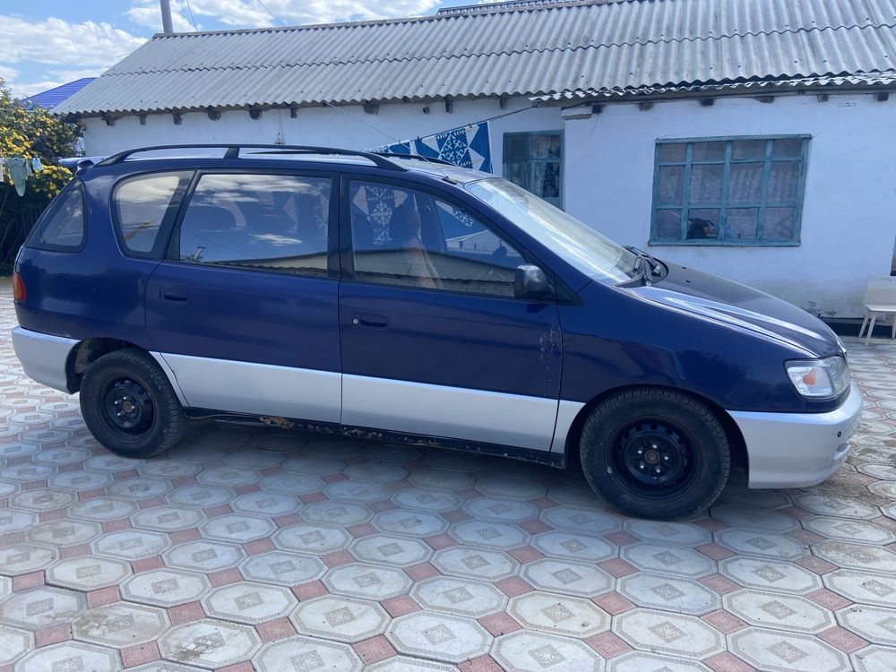 Продам машину Тойота Ипсум